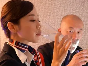 Tình cờ thấy má của bạn thân trên ứng dụng tìm phi công trẻ