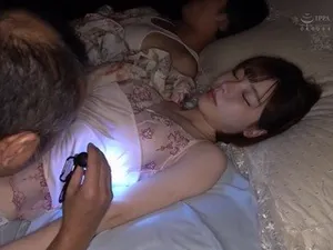 Cho anh bồ chịch cô gái khác cùng với mình