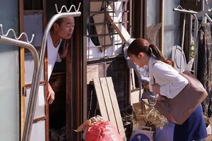 Những phụ nữ trung niên và bạn tình trẻ tuổi đã thuê một phòng khách sạn nhỏ để thực hiện chương trình phát sóng trực tiếp nhóm P về nhiều tư thế quan hệ tình dục khác nhau