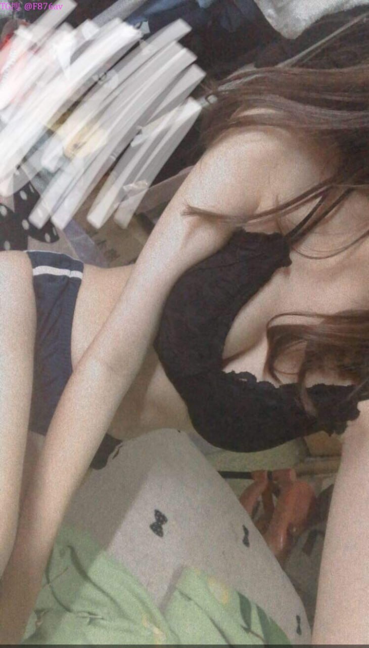 Người yêu của anh trai làm người mẫu đồ lót nhờ em Ông chồng chụp ảnh dùm và cái kết