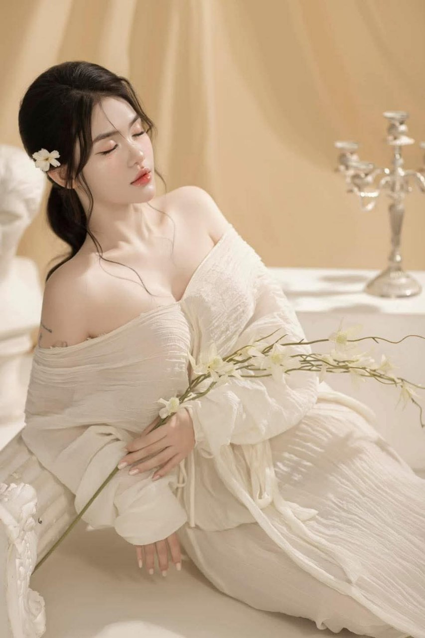 Chị đẹp chiều em